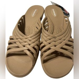 Women’s okabashi tan slides sandals size Small  5-6 Made in USA recyclable
